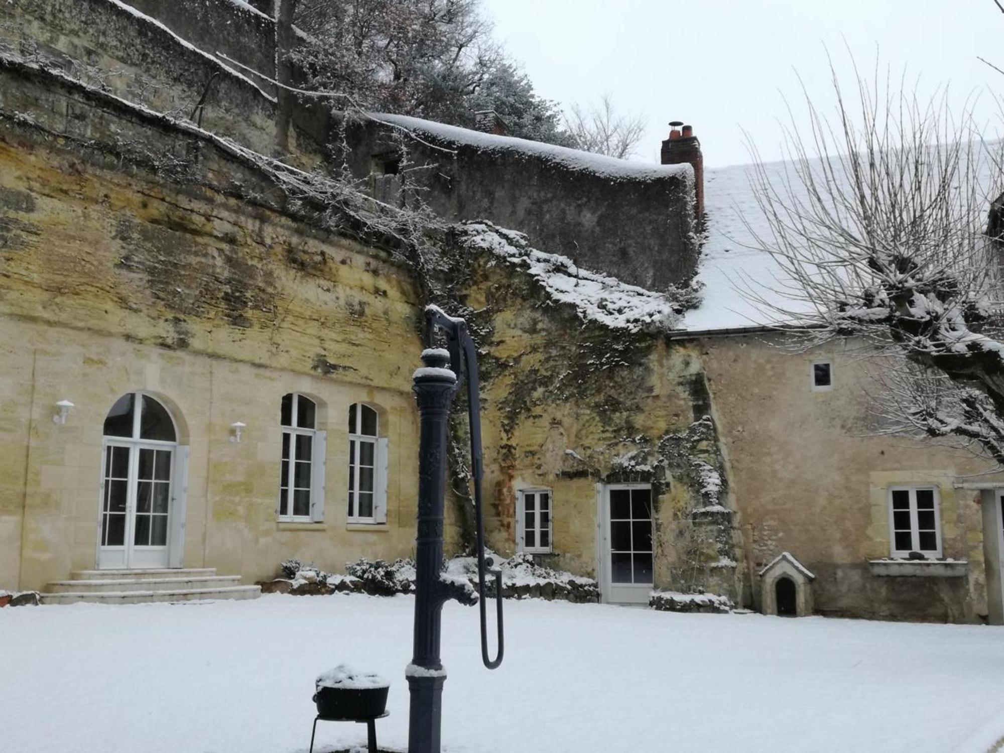 Maison Troglodyte Elegante Avec Spa, Salle De Jeux Et Jardin Clos A Vouvray - Fr-1-381-87 المظهر الخارجي الصورة